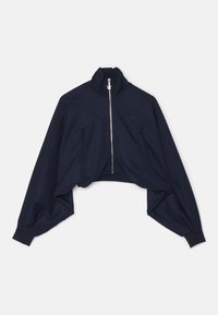 Giacca cropped blu navy con zip, realizzata in tessuto morbido, caratterizzata da un colletto alto, spalle scese e un sottile dettaglio del logo sul petto.