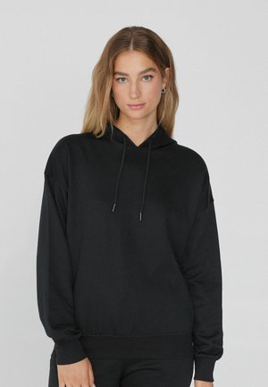 Schwarzer Hoodie aus weichem Material, mit einer vorderen Kängurutasche, verstellbaren Kordeln und gerippten Bündchen sowie Saum.