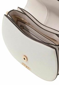 Sac à main en cuir blanc de forme arrondie, avec une fermeture magnétique, des accents de quincaillerie dorée et plusieurs compartiments intérieurs.