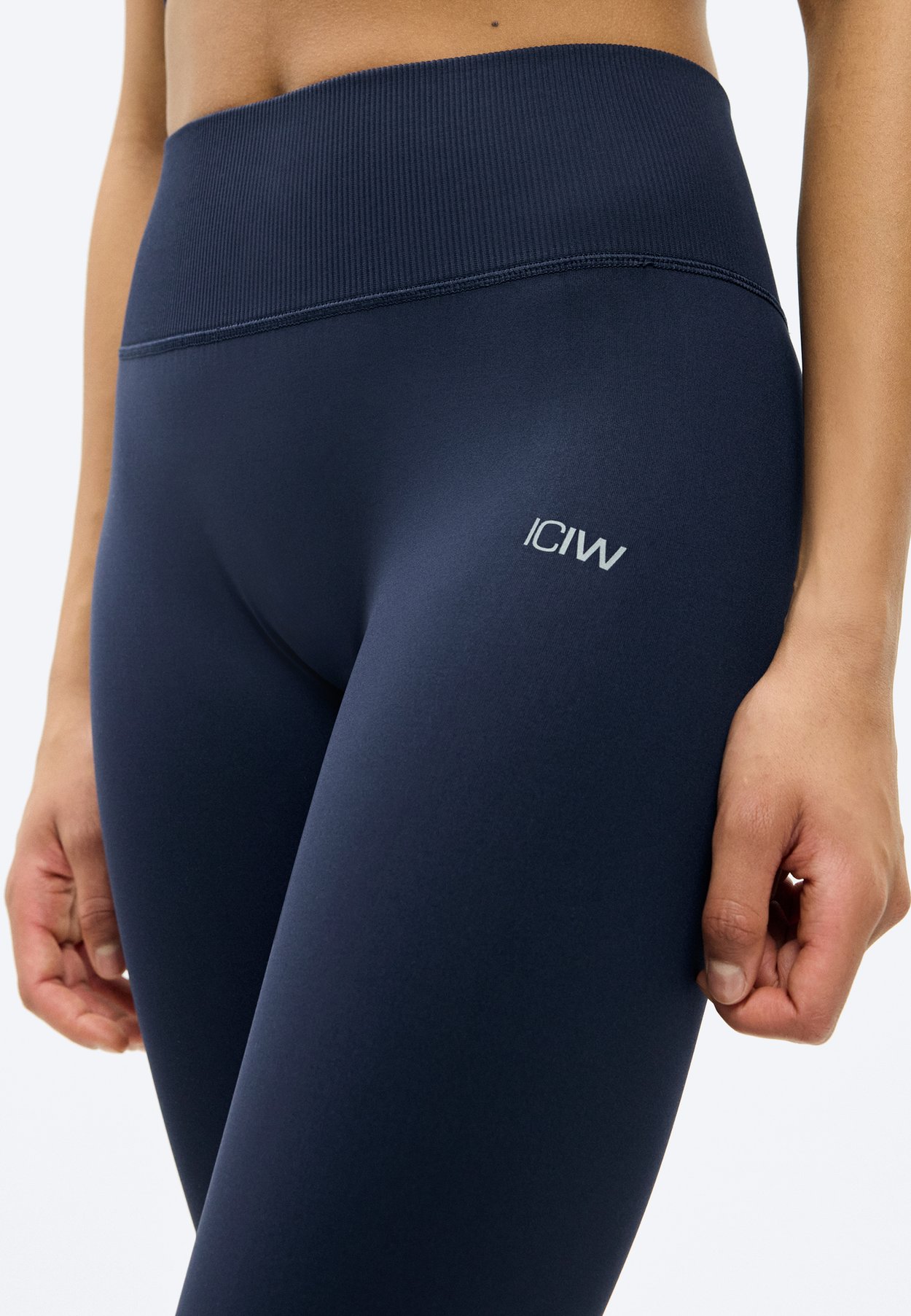 DEFINE SEAMLESS V SHAPE TIGHT