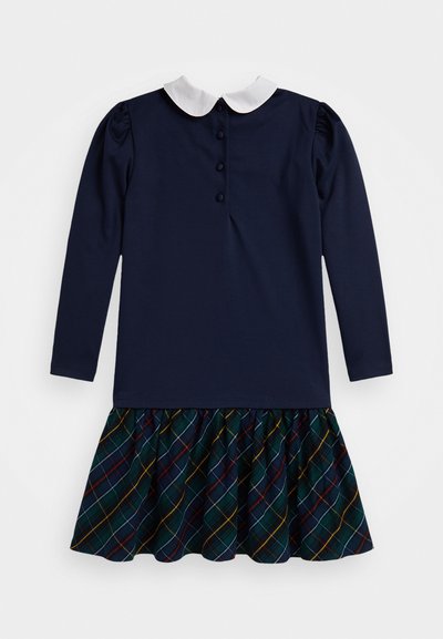 Vestido de mangas longas azul-marinho com colarinho branco, fechamento nas costas com botões e saia rufada em padrão de quadrados com cores verde, vermelha e amarela.