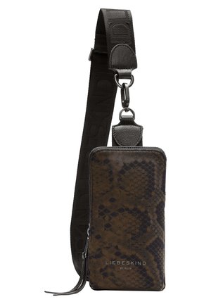 Petit sac bandoulière rectangulaire avec motif serpent brun et noir, large bandoulière noire ajustable, et tirette de fermeture éclair argentée.