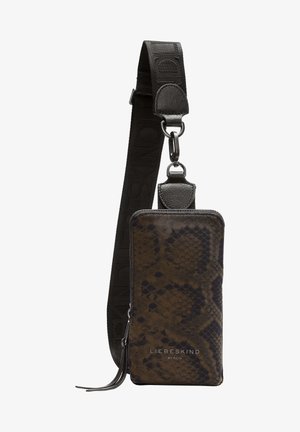 Lille rektangulær crossbody-taske med brun og sort slangeprint, sort bred justerbar rem og sølv lynlåstrækker.