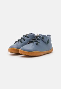 Stivaletti lacci in pelle blu con suola in gomma marrone, dotati di una cintura accentuata verde e dettagli cuciti per una maggiore texture.