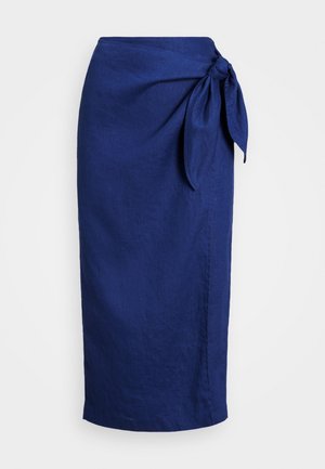 Falda midi azul marino con cintura alta y detalle de nudo lateral, fabricada con tela texturizada, vista frontal plana sobre fondo blanco.