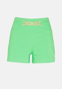 Shorts verts avec une ceinture en chaîne dorée, des poches de chaque côté et une coupe ajustée pour un fit structuré. Tissu lisse avec une finition mate.