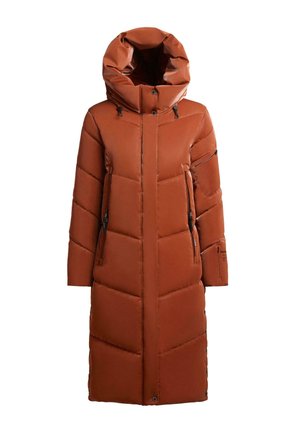 Lang, donzige jas in roestkleur met een grote capuchon. Heeft een ruitvormige quiltstructuur, twee ritszakken aan de zijkant en een drukknoopsluiting.