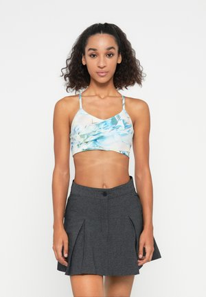 Kvetinový crop top v svetlom modrom a zelenom odtieni s tenkými ramienkami, skombinovaný so šedou rozšírenou sukňou s gombíkom a skladaným designom.