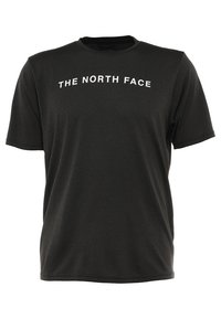 Černé tričko s krátkým rukávem vyrobené z měkké látky, s kulatým výstřihem a nápisem "THE NORTH FACE" v tučných bílých písmenech přes hrudník.