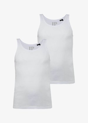 Due canotte bianche in cotone con una texture a costine, scollature rotonde e un design semplice. Ognuna presenta una piccola etichetta con il logo vicino al colletto.