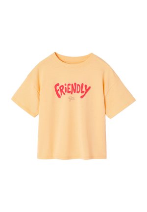 Hellorangefarbenes kurzärmeliges T-Shirt mit rotem Schriftzug "FRIENDLY" und kleinerem Schriftzug "girl" in der Mitte auf der Vorderseite.