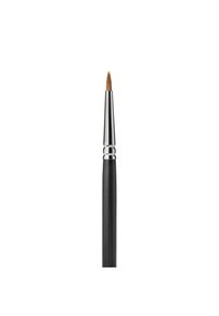 Make-up Pinsel mit einer spitzen, feinen Borstenkopf in Hellbraun, einem silbernen Ferrule und einem mattschwarzen Griff.