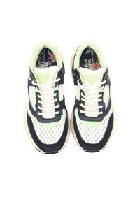 Weißes und marineblaues Sneaker-Modell aus Mesh und Wildleder mit runder Zehenpartie, Schnürverschluss und grünen Akzenten an Zunge und Seiten.