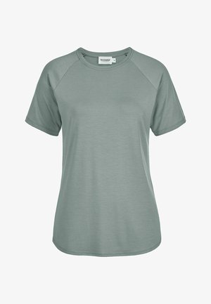 Saliegroene T-shirt met korte mouwen, ronde hals, raglanmouwen, rechte zoom en zichtbaar merklabel aan de binnenkant van de kraag.