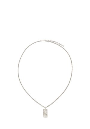 Sølvedhalskæde med et rektangulært tekstureret vedhæng og justerbar lås på hvid baggrund.