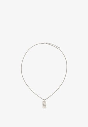 Sølvkjede med et rektangulært teksturert anheng og justerbar lås på hvit bakgrunn.