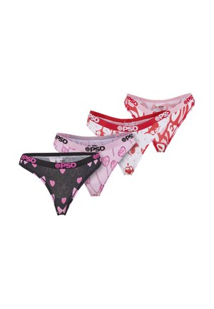 Kvinne iført rødt og rosa undertøy med abstrakt mønster og "PSD"-logo på elastiske linninger mot en ensfarget grå bakgrunn.