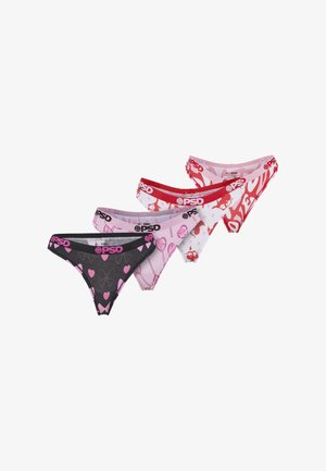 Kvinne iført rødt og rosa undertøy med abstrakt mønster og "PSD"-logo på elastiske linninger mot en ensfarget grå bakgrunn.