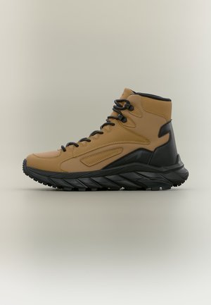 ARKK Copenhagen, ORBITRAIL UNISEX - Боти с връзки до глезена - tan