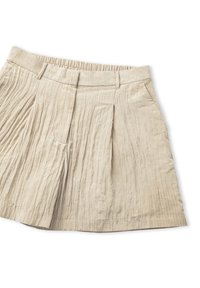 Geplisseerde beige rok van gestructureerde stof met een gathered tailleband en zijzakken, met een ontspannen pasvorm.