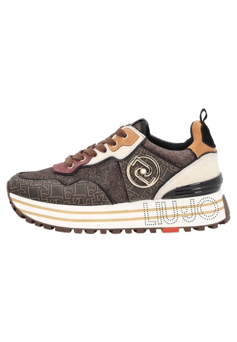 Sneaker avec un mélange de matériaux marron et beige, tissu texturé, accents dorés, détail de logo et une épaisse semelle blanche et marron avec des rayures.