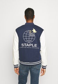 STAPLE PIGEON MIDTOWN BASEBALL JACKET - Camisola com fecho - navy
