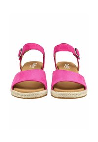 Sandali aperti fucsia con cinturini alla caviglia e fibbia argento, soletta marrone imbottita e suola piatta con texture a corda.