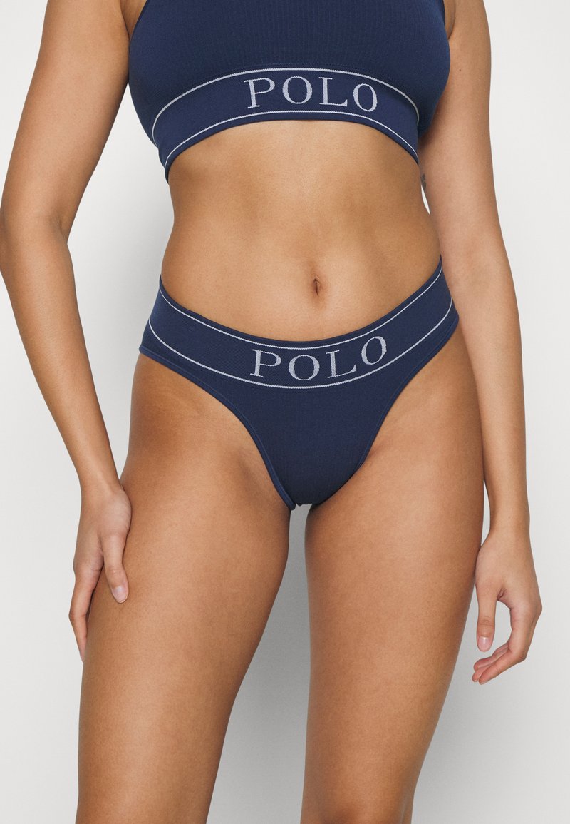Sötétkék pamut bikini szett bordás textúrával, kontrasztos szürke "POLO" felirattal díszített, rugalmas derékkal. Állítható méret.