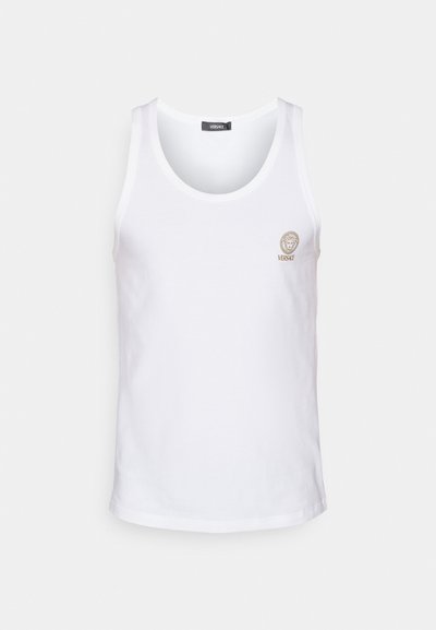 Top de tirantes blanco de algodón con escote redondo, que presenta un pequeño logo de león dorado y el texto "VERSACE" en el pecho, con la parte de atrás lisa.