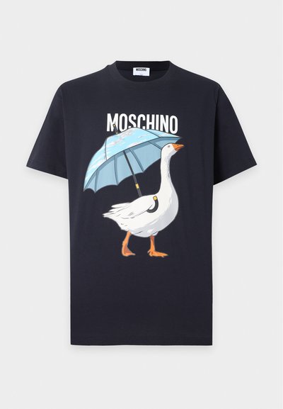 Μαύρο t-shirt με λευκό κείμενο "MOSCHINO" και γραφικό με μια λευκή χήνα που κρατά μια γαλάζια ομπρέλα.