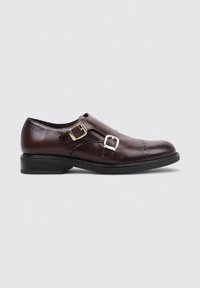 Zapato de vestir de cuero marrón con doble hebilla plateada, punta redondeada, costuras sutiles y una suela negra texturizada y baja.