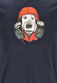 Dunkelblaues T-Shirt mit einem Grafikmotiv eines Hundes, der einen roten Kapuzenpullover und Kopfhörer trägt. Das Design hat kräftige Konturen und einen cartoonhaften Stil.