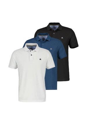 Tre kortærmede poloshirts i hvid, blå og sort, hver med et lille løvelogo på venstre bryst.