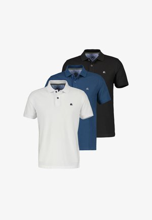 Drei kurzärmelige Poloshirts in Weiß, Blau und Schwarz, jeweils mit einem kleinen Löwenlogo auf der linken Brust.