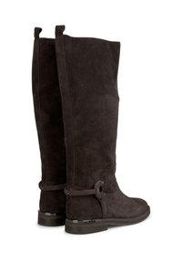 Braune Wildleder-Stiefel bis zum Knie mit glatter Textur, flacher Sohle und dekorativem Knoten-Detail am Knöchel für zusätzlichen Stil.