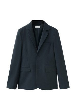 Blazer azul marino oscuro con solapas con muesca, cierre de un solo botón, dos bolsillos delanteros con solapa y un bolsillo de ojal en el pecho, exhibido sobre un fondo blanco.