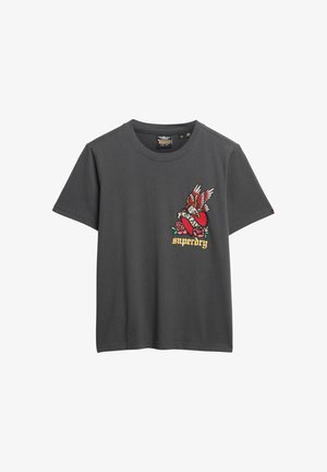 T-shirt en coton gris ornée d'un design brodé vibrant d'un oiseau avec des ailes et des roses, accompagné du nom de la marque "superdry" en jaune.