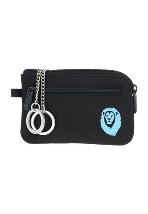 Pochette noire zippée avec une petite poche avant, deux anneaux porte-clés argentés fixés sur des chaînes, et un motif tête de lion bleu en bas à droite.