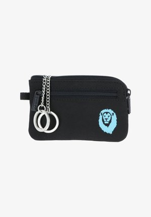 Pochette noire zippée avec une petite poche avant, deux anneaux porte-clés argentés fixés sur des chaînes, et un motif tête de lion bleu en bas à droite.