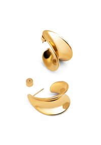 Goldfarbene Ohrringe mit einem glatten, geschwungenen Design. Sie besitzen eine große, schlaufenartige Form und eine kleine zylindrische Rückkomponente.