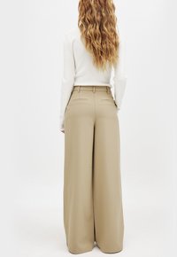 NA-KD Nohavice - khaki beige