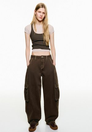 Bershka BARREL UTILITY - Cargobroek - dark brown