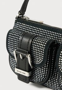 Borsa a tracolla nera in pelle con borchie argentate, caratterizzata da una finitura testurizzata e un dettaglio con fibbia. Include una chiusura con zip e piccole tasche frontali.