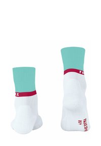 Calze bianche con un risvolto a coste turchese e un nastro rosso con la scritta "FAKE". Presentano una suola imbottita e una texture a maglia liscia.