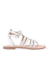 Hvide fletlæder sandaler med flad sål, ankelremme med to metalspænder og åben tå-design. Glat tekstur og minimale accenter.