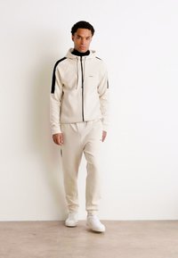 BOSS TRACKSUIT SET - Tepláková súprava - open white