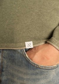 Nowadays Trui - oliv