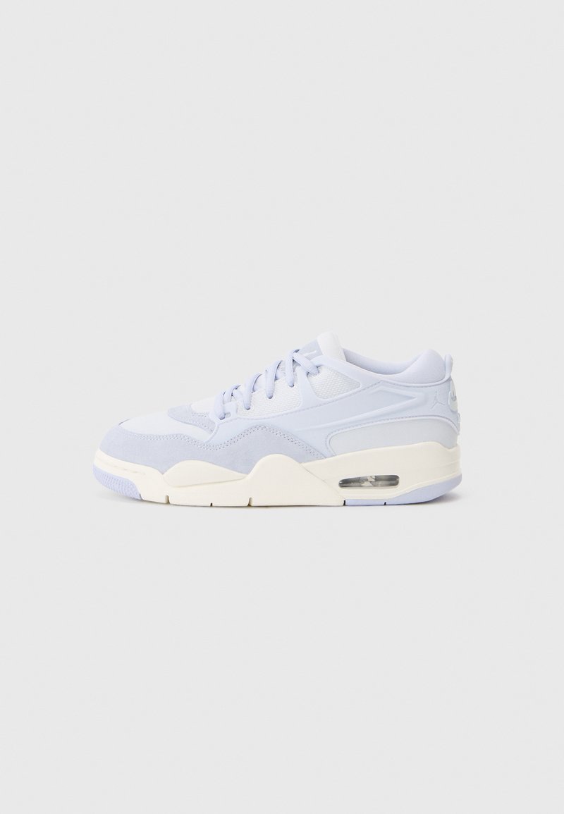 Sneaker low-top in blu chiaro e bianco con dettagli in suede, sole con cuscinetto d'aria e design con lacci su uno sfondo semplice.