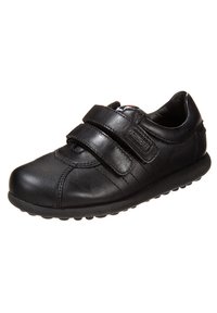 Czarne skórzane buty z dwiema regulowanymi rzepami, okrągłym noskiem, teksturowanym materiałem z przodu oraz małą teksturowaną gumową podeszwą.