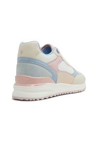 Sneakers in crema, azzurro chiaro e rosa. Presentano una tomaia in pelle testurizzata, accenti lisci e una suola in gomma bianca con battistrada a motivo.